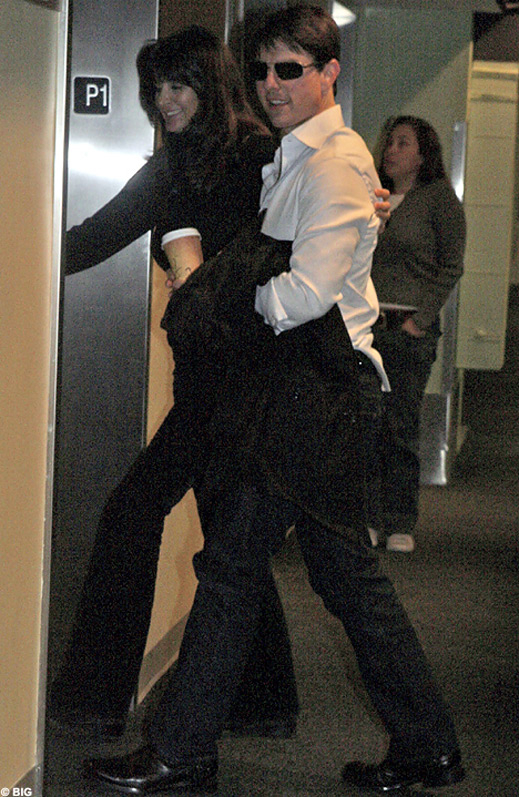 Том Круз изневерил на Кейти с възрастна дама?