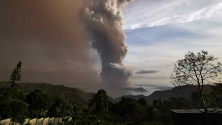 Вулкан на юг от филипинската столица Манила изригна и изхвърли