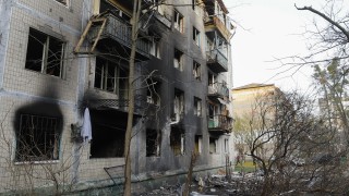 След руския терористичен удар по жилищни сгради спасители и полиция