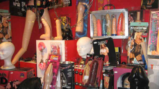 Пенсионери пазаруват секс играчки за празника