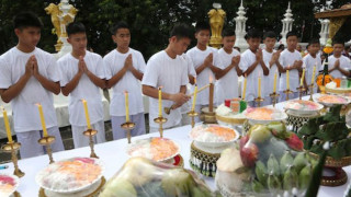 Спасените от пещера тайландски момчета прекараха 9 дни в будистки манастир 