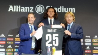 Днес халфът Адриен Рабио беше представен като ново попълнение на