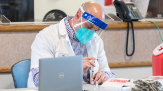 Само 2 8 милиона американци са получили ваксина срещу коронавируса което означава