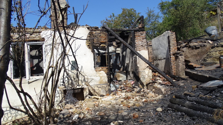 Пожар изпепели къщата и плевнята на младо семейство от Белица,