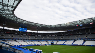 Нова тревно покритие бе положено на стадион Стад дьо Франс