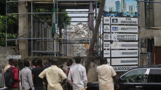 Най малко 14 души са загинали при срутването на висока сграда