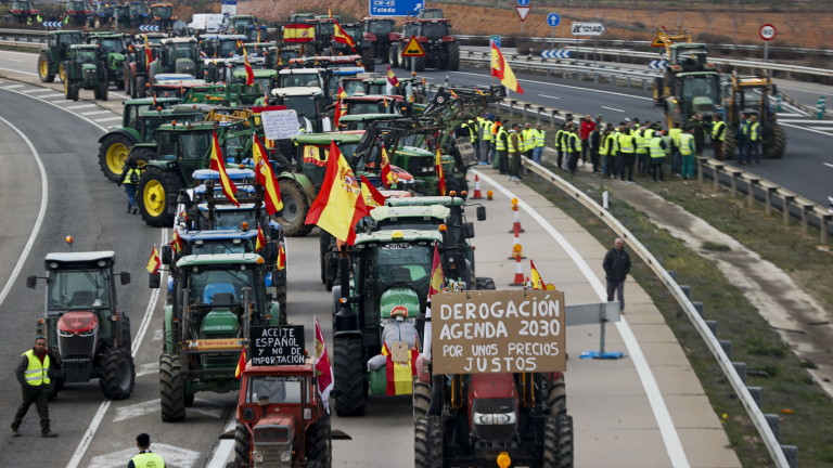 Испански фермери блокираха движението по някои от главните магистрали на