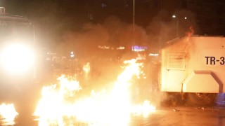 Албанската полиция в петък използва водни оръдия и сълзотворен газ