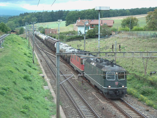 Вагон от товарен влак дерайлира между гарите „Чумерна" и „Гавраилово"