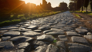 Каква е връзката между римските пътища и просперитета на регионите в Европа?