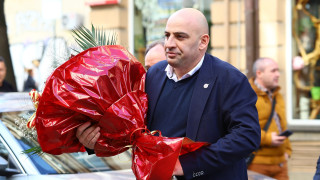 С отнесен покрив на централата на партията и извънредна среща