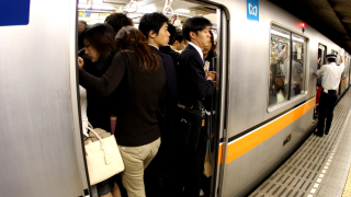 Орязаха бонусите на брадати машинисти в японското метро  