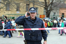 Тийнейджър тормози ученици в Тополовград. Налита и на полицай