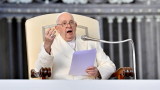  Папата се възвръща и чете самичък без помощ 