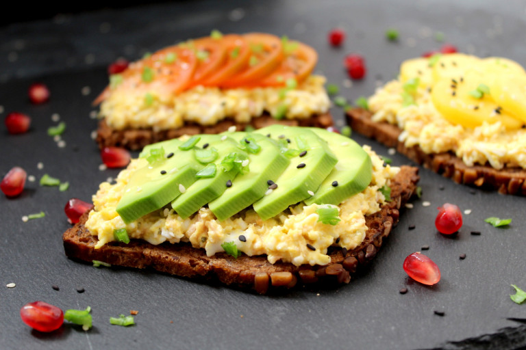 Сандвич с авокадо и яйце