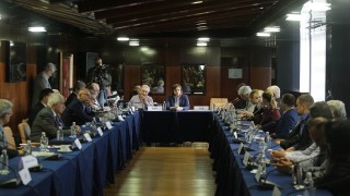 Корнелия Нинова отрече за разговор с Божков и Златев