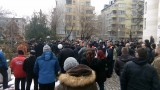 Пловдивчани на протест в подкрепа на доктора, застрелял мъж в дома си
