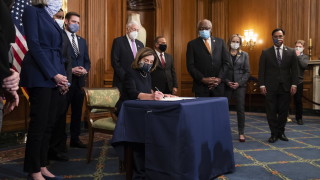 Председателят на камарата на САЩ Нанси Пелоси подписа обвинителния акт