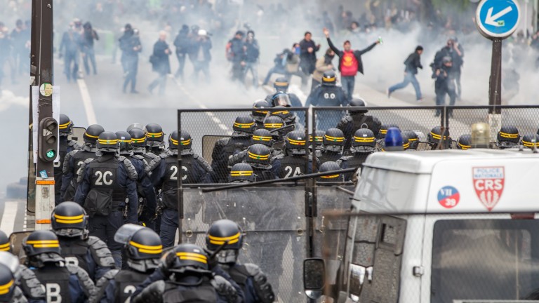 200 задържани на първомайския протест в Париж 