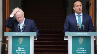 Премиерът на Ейре Лео Варадкар получи светена вода преди следващата