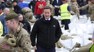 Британският премиер посети бедстващи след наводненията райони 