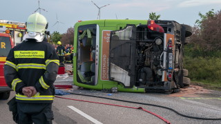 Автобус се преобърна в Германия, има жертви, 60 ранени