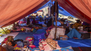 Броят на жертвите при земетресението на индонезийския остров Сулавеси достигна