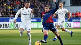 Капитанът на Реал Мадрид Серхио Рамос елегантно заобиколи актуалната