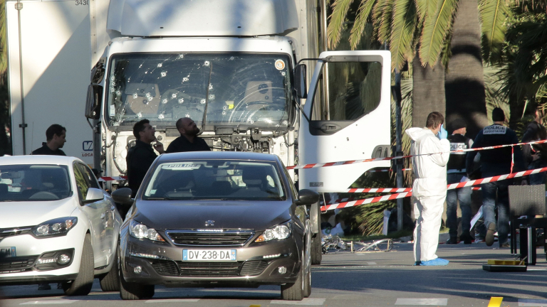Нападателят от Ница спрял да убива, защото камионът се счупил