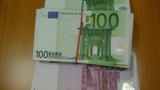 Заловиха жена с близо 50 000 лв в дамската ѝ