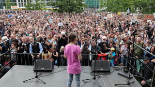 Грета Тунберг надъхва протестиращи за климата в Берлин: Никога няма да спрем