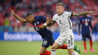 Халфовете Тони Кроос и Илкай Гюндоган ще обмислят бъдещето си