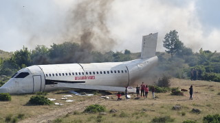 Пожарникари се упражняваха да спасяват хора след авиоинцидент