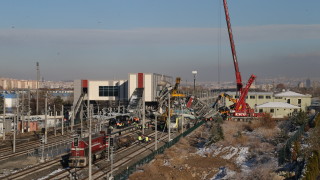 Трима служители на държавната железопътна компания са задържани след катастрофата