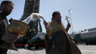 Руската църква иска свещениците да спрат с водосвета на ядрени ракети и оръжия
