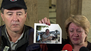 Една година двама родители не могат да погребат сина си