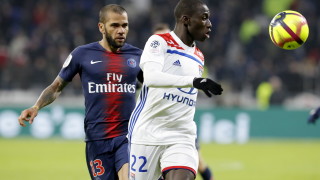 Барселона проявява интерес към левия защитник на Олимпик Лион Ферлан