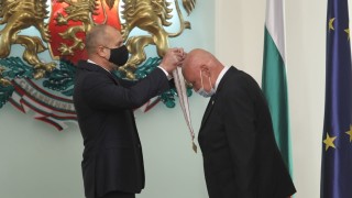 Проф. Камен Плочев бе удостоен от президента с орден „Мадарски конник” I степен