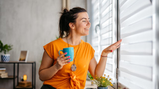 Летните удоволствия слънчевото време високите температури и развлеченията на плажа