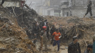 Най малко 14 са загиналите след срутването на жилищна сграда в