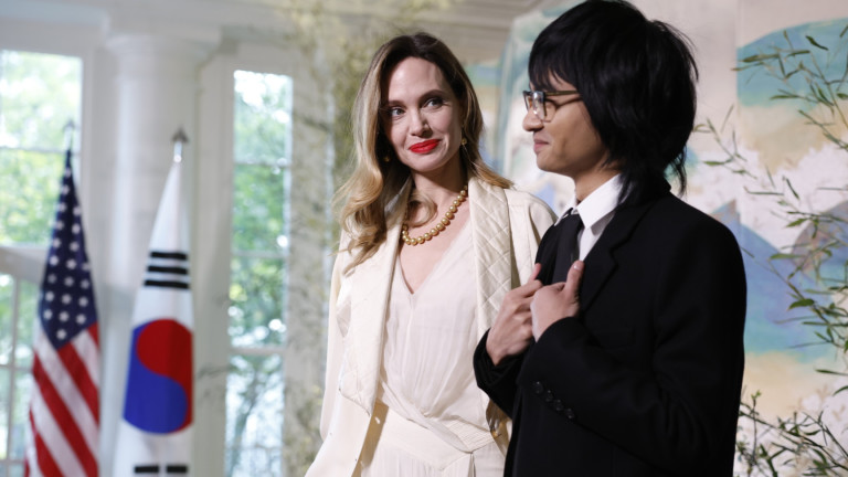 Кой придружи Анджелина Джоли в Белия дом