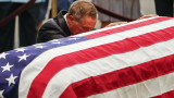 Десетки хиляди се прощават с Джон Маккейн