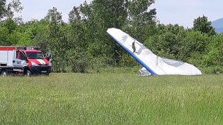 Едноместен самолет се е приземил аварийно около 11 ч днес