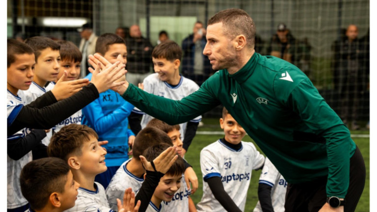 Елитните футболни съдии на град Пловдив зарадваха малките участници във