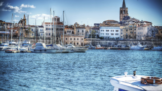 Стотици служители работещи за руски олигарси на италианския остров Сардиния