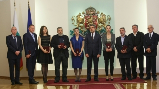 България очаква чадата си от чужбина, каза Деян Енев от името на отличените културни дейци