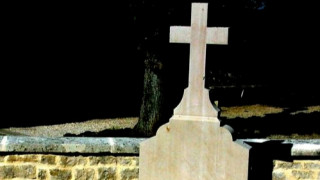 Вандали потрошиха гроба на Дьо Гол