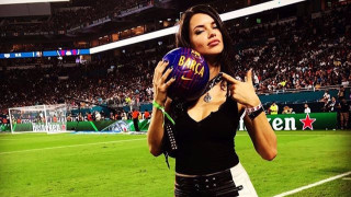 Моделката Адриана Лима показа че е заклета фенка на Барса