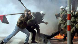23-ма полицаи ранени при безредиците в Атина