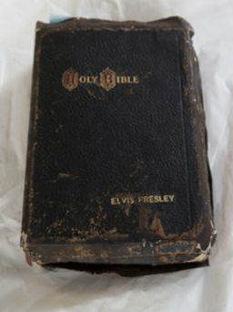 Продадоха библията на Елвис Пресли за $94 000